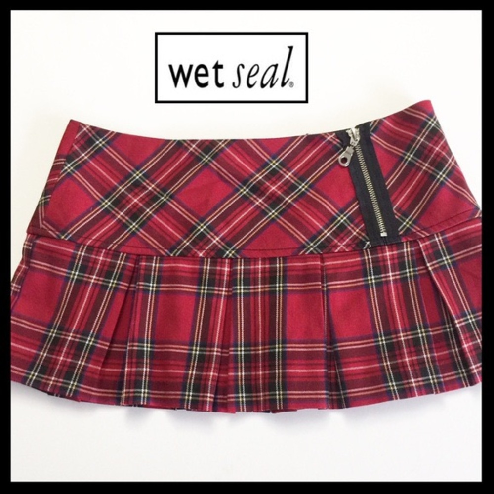 ❤️Cute Red plaid wet seal skirt✨.